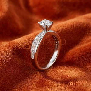 Anillo de Compromiso de Moissanita de 1 Quilate con Corte Redondo, Anillo de Boda de Plata 925 con Banda Pavé, Joyería con Apariencia de Diamante para Mujer - Product Image 2