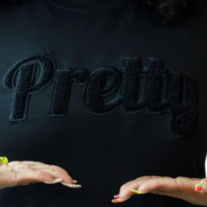 เสื้อยืดเชนิลล์สีดำสวยๆ สำหรับผู้หญิง แขนสั้น คอกลม ผ้าฝ้ายเนื้อแน่น พิมพ์ลายกราฟิก เสื้อยืดลำลอง ปักลายแฟชั่น - Product Image 4