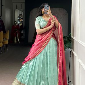 Lehenga Choli en soie Dupion royale avec broderie Zari et dupatta scintillante Zari |   Robe de mariée traditionnelle à volants de 4 mètres - Product Image 2