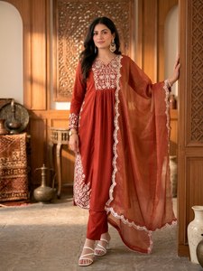 Ensemble kurta élégant en coton brodé avec pantalon uni et dupatta orné de pièces de monnaie dorées et de travail de broderie de sequins pour les fêtes - Product Image 2