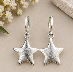 Elegantes Pendientes Colgantes de Plata con Forma de Estrella Texturizada, Acabado Metálico Brillante y Diseño Celestial Moderno para Joyería de Moda al por Mayor - Product Image 6