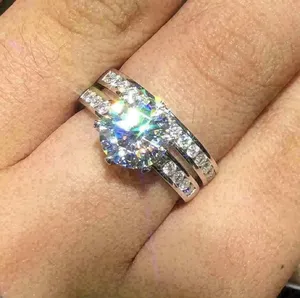 แหวนแต่งงานคู่เงินแท้ 925 ประดับมอสซาไนต์ทรงกลม 3.0 กะรัต ชุบทองคำขาว 14K สไตล์วินเทจ - Product Image 2