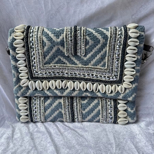 Pochette tribale artisanale en coquillages de cauris avec broderie perlée et détails miroir, sac à main textilé bohème pour femme - Product Image 1