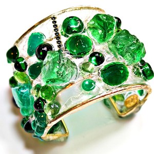 Bracelet en résine artisanale avec fleurs pressées vertes |   Bracelet large irrégulier à motif distinctif |   Art époxy inspiré de la nature - Product Image 3