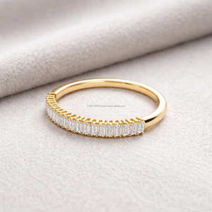 Anillo de compromiso minimalista de media eternidad con diamante natural de corte baguette de 0.22 ct para mujer, banda de oro amarillo macizo de 14K de 2 mm - Product Image 2