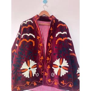 เสื้อแจ็คเก็ตกำมะหยี่สีแดงเบอร์กันดีสำหรับผู้หญิง ปักลายดอกไม้ด้วยมือ สไตล์โบฮีเมียน งานแฮนด์เมด - Product Image 3