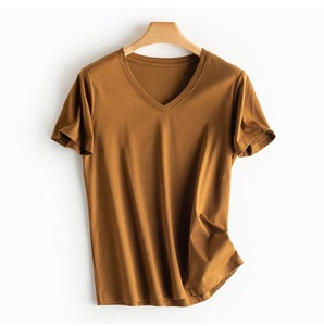 เสื้อยืดคอวีผ้าฝ้ายพรีเมียมสำหรับผู้หญิง สวมใส่สบายทุกวัน เสื้อยืดคอวีพื้นฐานที่ผู้หญิงต้องมี เสื้อแฟชั่นลำลองเนื้อนุ่ม - Product Image 1
