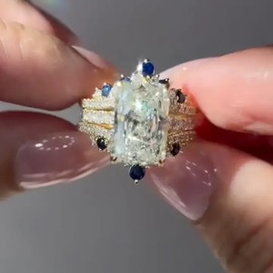 Anillo de Compromiso de Diseño Premium con Moissanita de 7.0 Quilates, Chapado en Oro de 925, Corte Radiante, Plata de Ley, con Pavé de Circonitas Blancas, Anillo de Boda en Oferta - Product Image 3