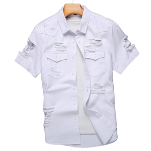 เสื้อเชิ้ตเดนิมสีขาวสำหรับผู้ชาย แขนสั้น ติดกระดุม สไตล์ลำลอง สตรีทแวร์ ผ้าฝ้ายขาดๆ แบบโอเวอร์เชิ้ต ทรงปกติ ใส่ได้ทุกวัน - Product Image 1