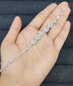 Brazalete de Latón Moderno Hecho a Mano, Personalizable en Color/Talla, para Mujer, para Fiestas y Eventos, con Incrustaciones de Piedras Naturales y Perlas de Imitación - Product Image 1