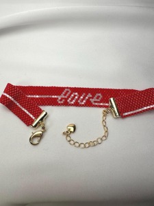 Bracelet perlé blanc avec broderie rouge 'Love', bijou fantaisie en plastique, cadeau personnalisé pour la Saint-Valentin - Product Image 6