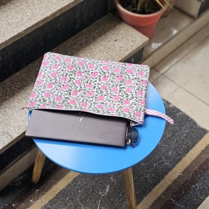 Housse pour ordinateur portable en coton matelassé imperméable à imprimé floral, fermeture à glissière, étui de protection QB-007, style classique Rajasthan - Product Image 1