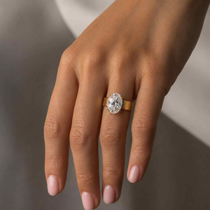 Bague de fiançailles en or jaune avec diamant taille ovale, sertie de griffes, classique, bijoux fins pour femme - Product Image 2