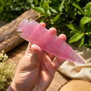 Sculpture en cristal en forme de pointe de flèche en fibre optique rose, faite à la main, pour la décoration intérieure, vente en gros - Product Image 1