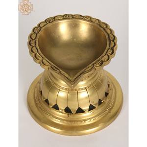 Lampe Diya en laiton de 4 pouces faite à la main avec sculpture gravée à une mèche pour décoration intérieure fabriquée en Inde - Product Image 1