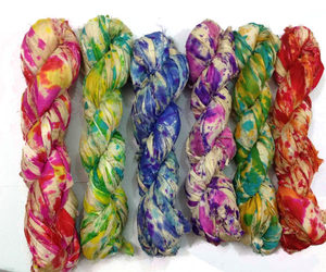 Hilo de Seda de Sari Estampado de Alta Calidad Disponible en Paquetes de 100 Gramos, Adecuado para Tejido, Hilado y Tiendas de Fibra - Product Image 1