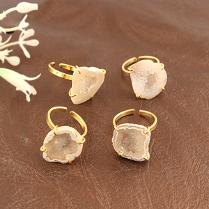 Elegante Anillo Ajustable de Ágata Druzy Blanca con Baño de Oro de 18k, Joyería de Moda con Piedras Preciosas, Estilo Lujoso Único, Venta al Por Mayor - Product Image 5