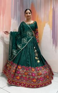 Conjunto de Ropa Étnica de Boda para Mujer, Chaniya Choli de Seda Bombay Premium con Bordado a Mano con Espejos Reales y Dupatta de Chinnon - Product Image 4