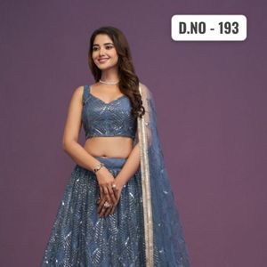 Ensemble Lehenga Choli pour femmes avec des broderies réelles en miroir, en zari et en paillettes, pour les occasions festives et les mariages - Product Image 4