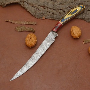 Cuchillo de caza hecho a mano con hoja de acero de Damasco, mango de madera Pakka y filo biselado. - Product Image 2