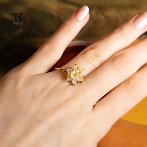 Anillo de Lujo con Diamante Cultivado en Laboratorio con Corte de Pera, Oro Blanco de 14K, Diseño de Flor de Loto en Racimo - Product Image 4