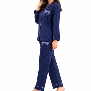 Traje de Dormir Térmico de Poliéster para Mujer, Color Personalizado, Camisa con Botones al Frente, Pantalones a Juego, Diseño de Manga Larga, Ropa de Dormir - Product Image 3