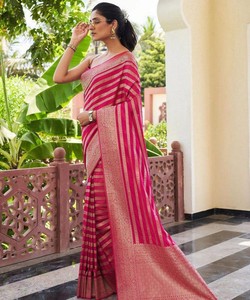 Sari de seda verde claro listo para enviar, vestido tradicional indio estilo Banarasi, sari drapeado con borde estampado para ceremonias. - Product Image 3