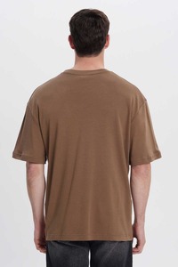 เสื้อยืดโอเวอร์ไซส์คลาสสิก ทรงบ็อกซี่ฟิต ผ้าฟอกสี ดีไซน์แขนสั้น พรีเมียม แคชชวล แฟชั่นสุดเท่ - Product Image 3