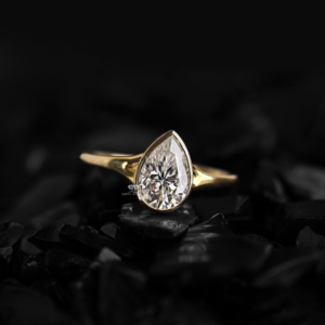 Bague de fiançailles solitaire en or 14 carats avec diamant de laboratoire taille poire 2,00 carats certifié IGI, sertie clos, bijoux de mariée personnalisés pour femme Kirti - Product Image 1