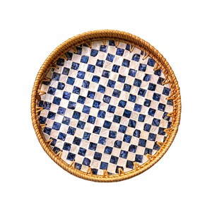 Plateau de service élégant en rotin écologique à motif damier, incrusté de mosaïque de coquillages bleus, créatif pour table basse et plats - Product Image 1