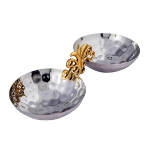 Elegante Juego de 2 Tazones Plateados Martillados y Pulidos para Servir Aperitivos y Dátiles, Vajilla Decorativa Antigua y Encantadora en Venta - Product Image 1