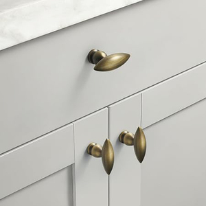 Paquete de 2 tiradores de latón antiguo para cajones, manijas de latón macizo con diseño de oliva para cómodas, gabinetes, cocina y baño - Product Image 2