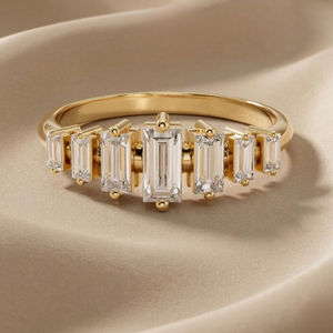 แหวนเพชรทรงเอเมอรัลด์คัท ผลิตในห้องปฏิบัติการ ชุบทอง 14K ดีไซน์หรูหรา ของขวัญพิเศษสำหรับวันเกิดผู้หญิง ความใสระดับ VVS-VS ขายส่งเพื่อการส่งออก - Product Image 1