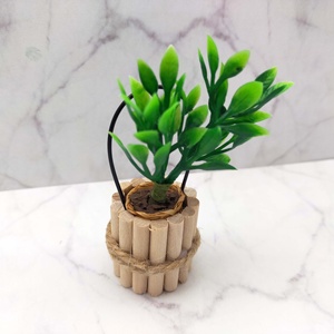 Mini seau en bois artisanal avec accent en ficelle de jute - Charme rustique, décoration pour maison de poupée, poignée flexible, échelle 1:12, artisanat DIY - Product Image 4