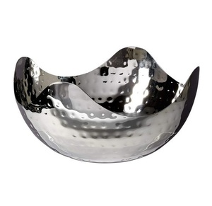Bol décoratif de fête moderne en métal argenté martelé, fait main, de luxe, écologique, avec bord ondulé, durable, pour fruits, centre de table - Product Image 1