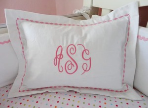 Housse de coussin rectangulaire blanche avec bordure bleue, monogramme brodé personnalisé, CMC Classic Home Decor - Product Image 6