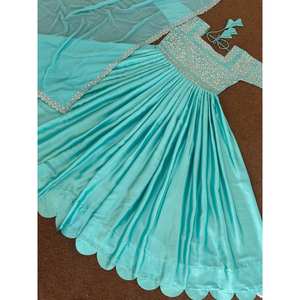 Robe de soirée trapèze de créateur avec broderie diamant faite main, taille empire, dupatta assorti en tissu organza - Product Image 3