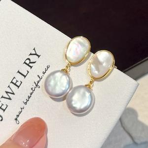 ต่างหูมุกน้ำจืดแท้ทรงบาร็อค ดีไซน์ไม่สมมาตร ประดับด้วยกระดุมเปลือกหอยมุก - Product Image 1