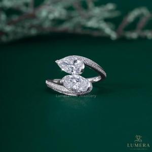Anillo de compromiso de lujo Toi et Moi con diamantes cultivados en laboratorio de corte pera y ovalado, banda pavé cruzada de oro blanco de 18K - Product Image 1