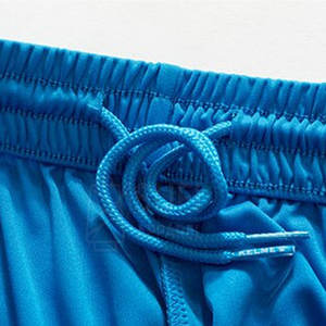 Uniforme de football court léger et durable en tissu maillé polyester respirant et à séchage rapide pour les matchs de compétition et les entraînements quotidiens - Product Image 4