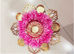 Lanterne florale en résine faite à la main avec plumes blanches et accents rouges et dorés, porte-bougie décoratif pour la maison, les fêtes et les mariages - Product Image 3