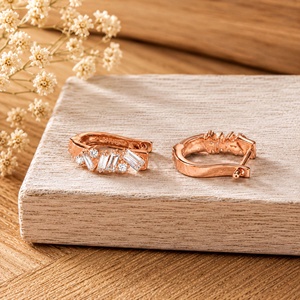 Boucles d'oreilles créoles en or massif 10K 14K 18K pour femme, avec diamants de laboratoire taille baguette couleur E clarté VVS, bijoux fins de luxe léger - Product Image 4