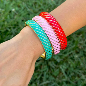 Bracelets pour femmes en résine brillante, imperméables, finition métallique, couleurs personnalisées, uniques, faits à la main, cadeau d'affaires, événements festifs, sur mesure - Product Image 1