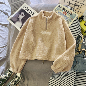 Sudadera con capucha de forro polar para mujer, estilo urbano, de invierno, con bordado de letras, manga corta, cordón ajustable, elegante, con frente de terciopelo afelpado - Product Image 6