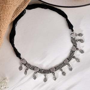 Collar Gargantilla Fino con Línea Plateada en Forma de Corazón Meera Jaipur - Product Image 2