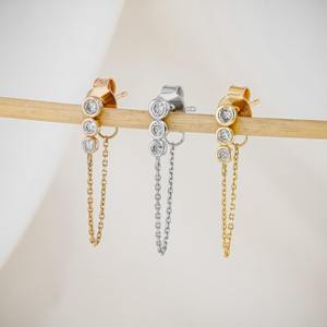 Pendiente de aro tipo huggie con un solo diamante cultivado en laboratorio en oro de 14K, con bisel minimalista, para mujer, joyería elegante para fiesta cristiana - Product Image 3