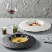 Assiettes en porcelaine artisanales de style japonais, texture organique, blanc et noir, bord large, finition mate sous glaçure, durables, sans BPA