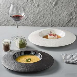 Assiettes blanches et noires en céramique artisanale de style japonais, texture organique, bord large, sous-glaçure mate, pour restaurant et maison. - Product Image 4