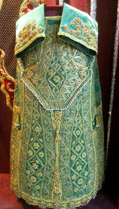 กระโปรงกำมะหยี่ปักลายพิเศษ Trousseau Mary Most Holy Queen สีทองอร่าม สำหรับงานเลี้ยงฉลองครบรอบ 25 ปี - Product Image 3