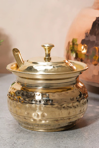 Pot à ghee en laiton fabriqué en Inde avec couvercle et cuillère, à prix direct usine abordable, idéal pour le ghee et autres produits à stocker dans la cuisine. - Product Image 4